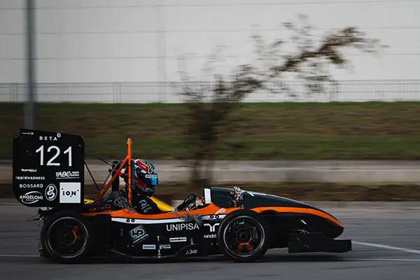 Mit einer Höchstgeschwindigkeit von 130 km/h ist dieses Rennauto außergewöhnlich cool!